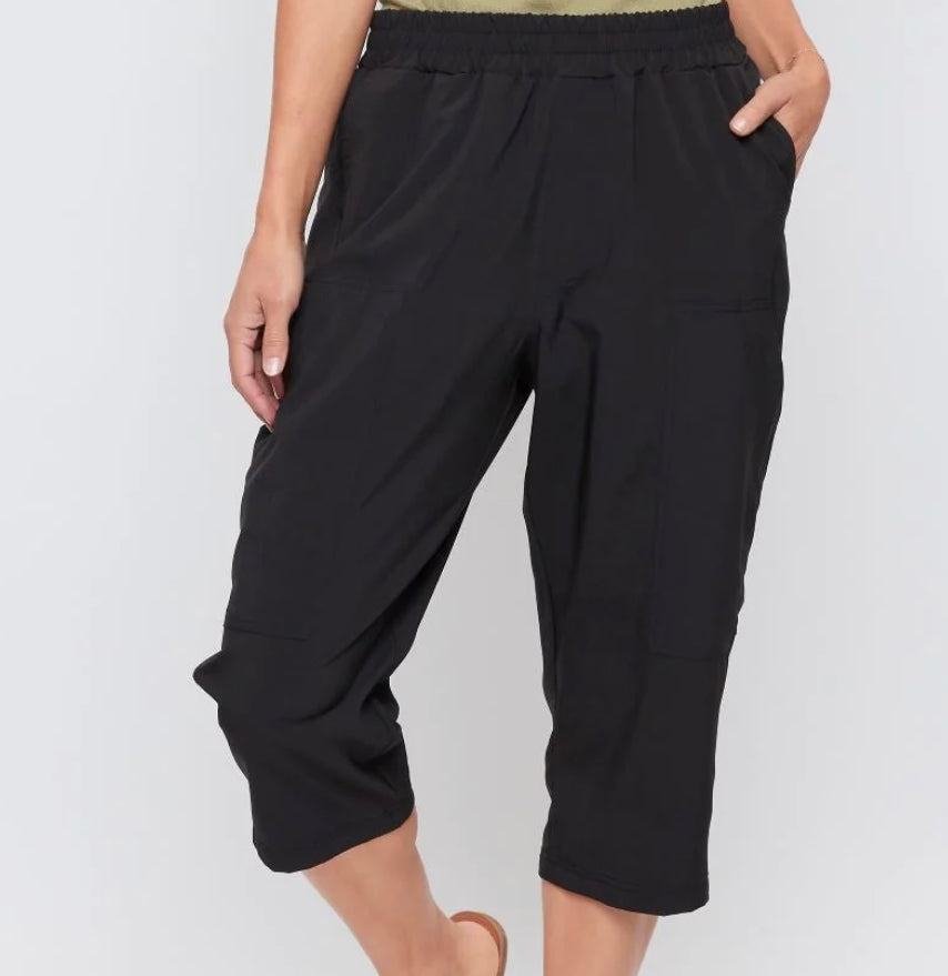 MISSY PULL-ON CAPRIS WITH BIG POCKET DETAIL