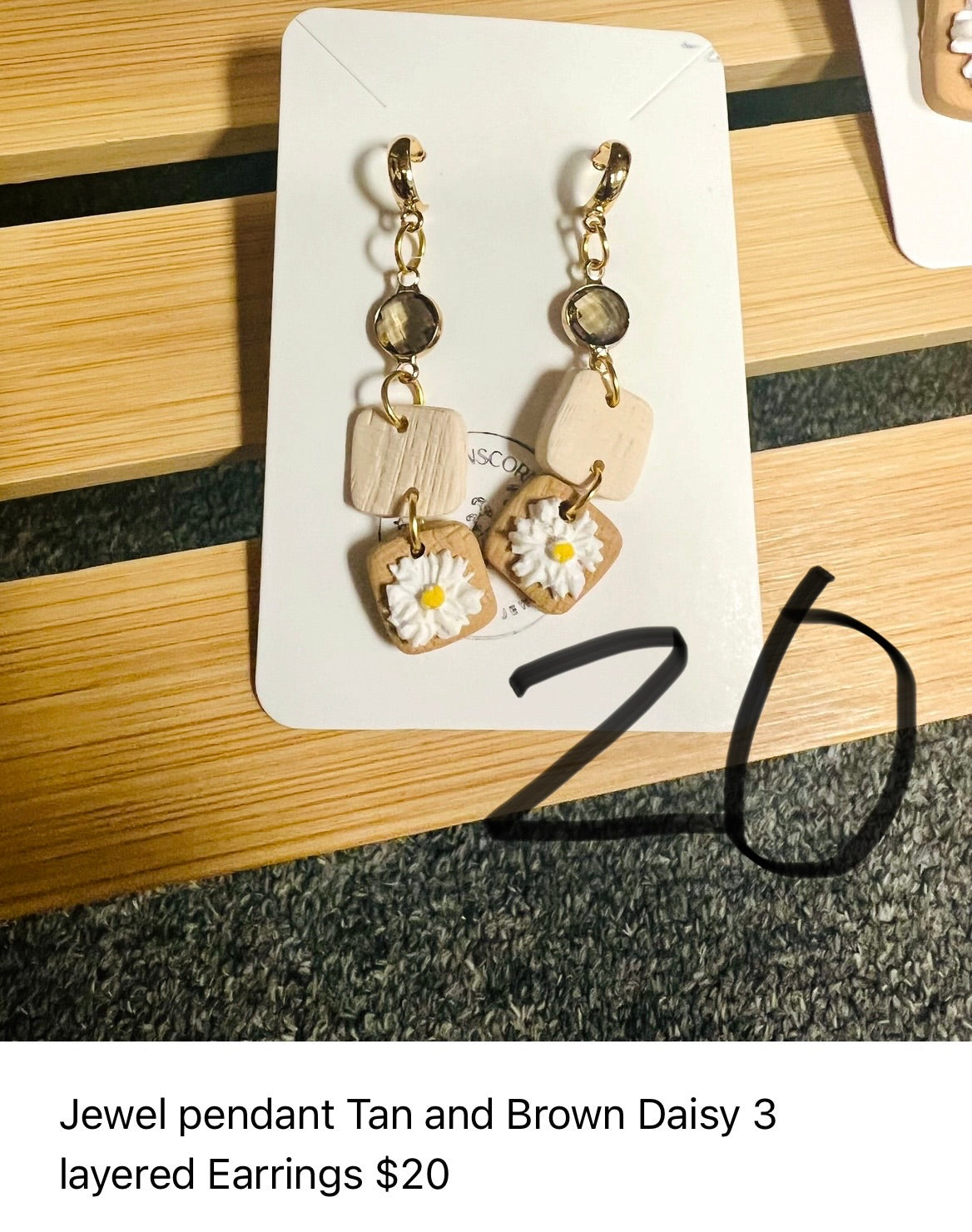 Jewel pendant tan and brown Daisey