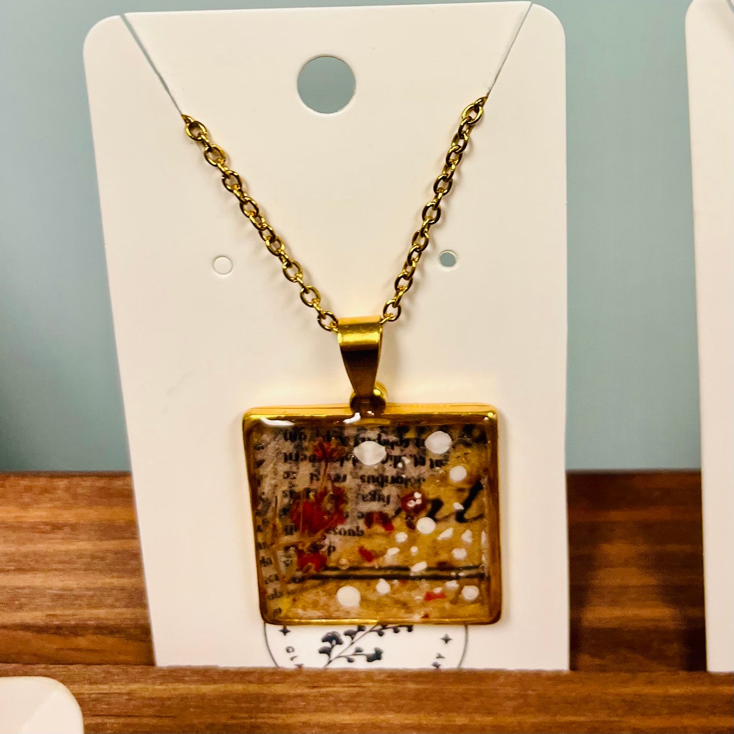 Teannscorner- Gold pressed flowers & white dots necklace