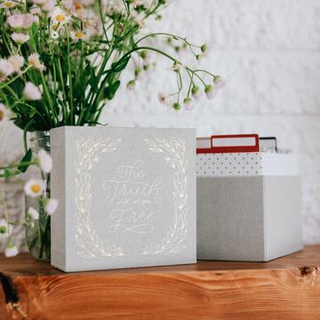 SET FREE VERSE CARD BOX