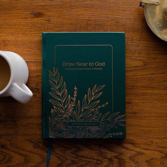 The Daily Grace Co - Draw Near to God: A Collection of Liturgies, Prayers, and Blessings