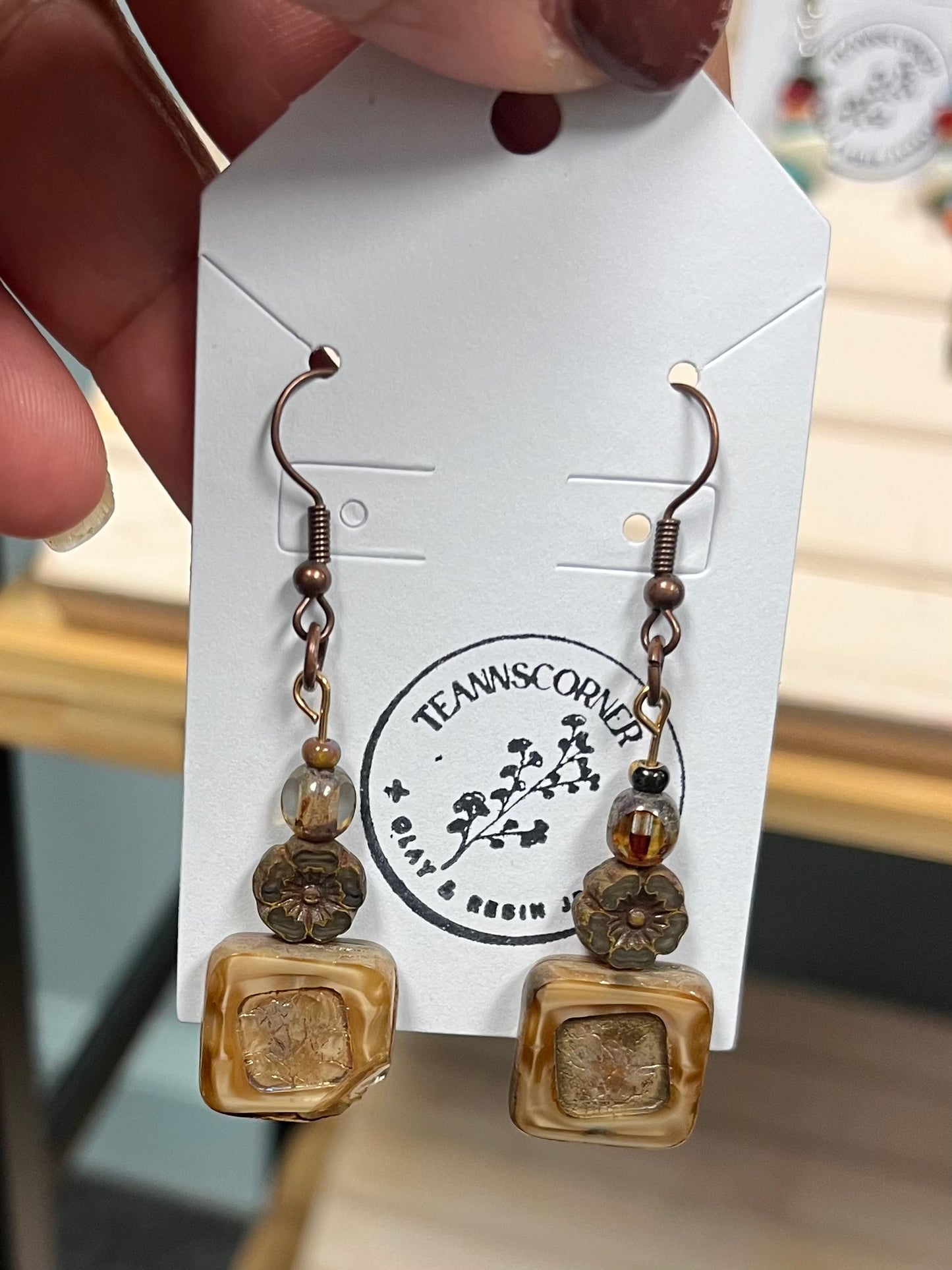 Teannscorner- brown beaded flower and square earrings