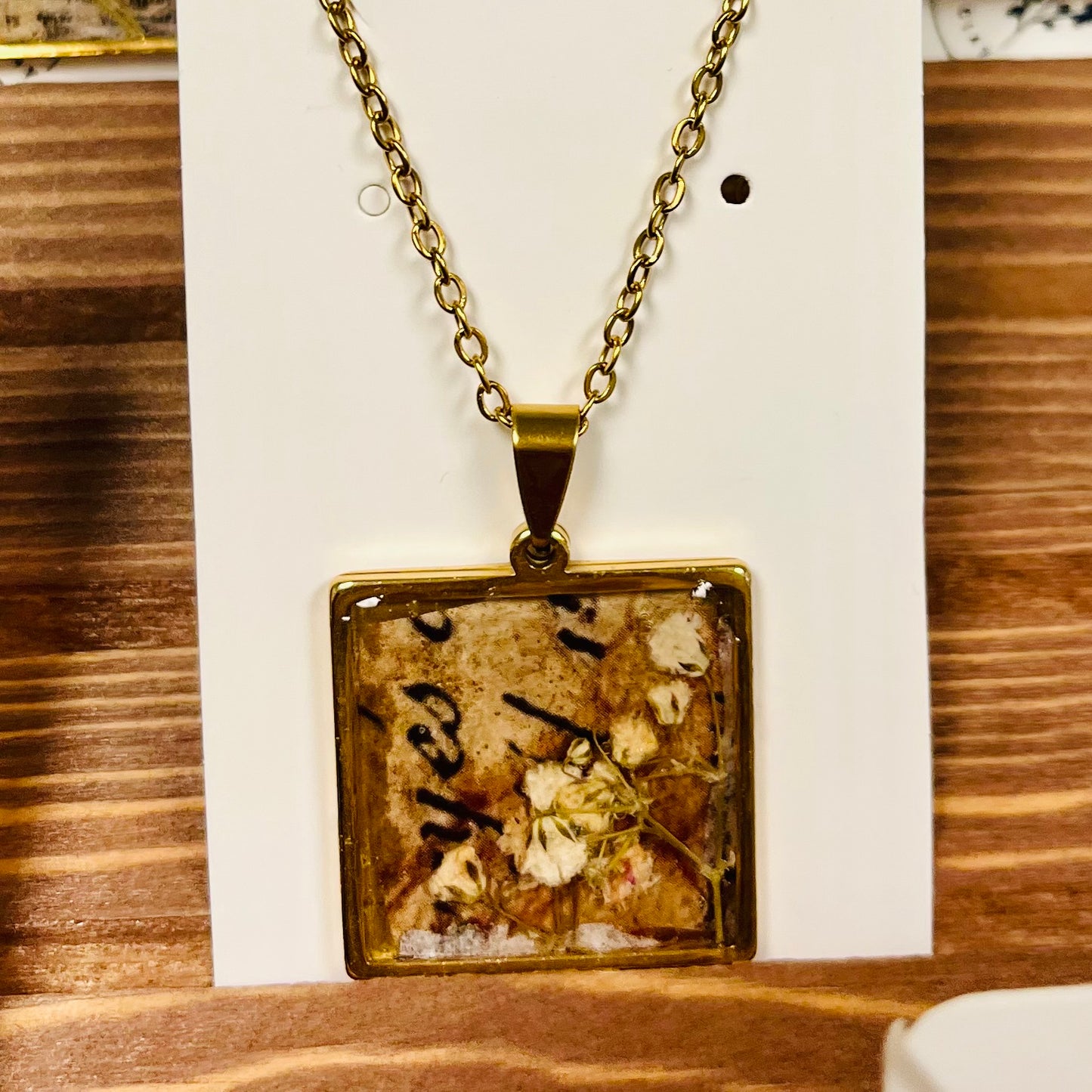 Teannscorner- Gold Vintage pressed flowers necklace